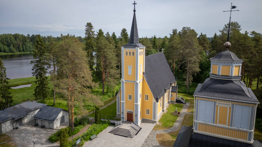 Muhoksen kirkko ja piha-alue